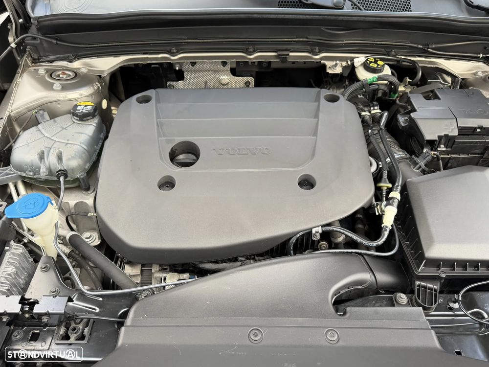 Volvo XC 40 2.0 B4 Momentum Plus - 42