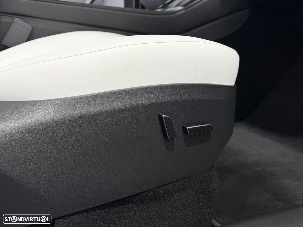 Tesla Model Y Performance Dual Motor AWD - 32