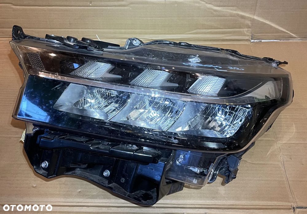 Lampa LED lewy przód Suzuki SX4 S-Cross 2022r OE uszkodzona - 1
