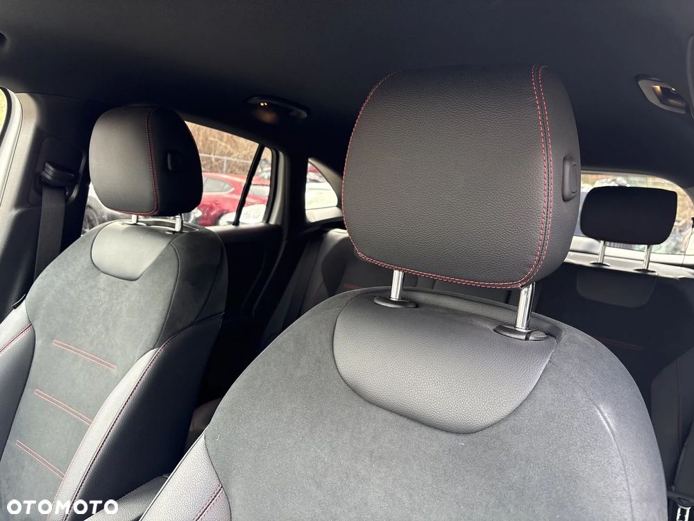 Mercedes-Benz GLA - 13