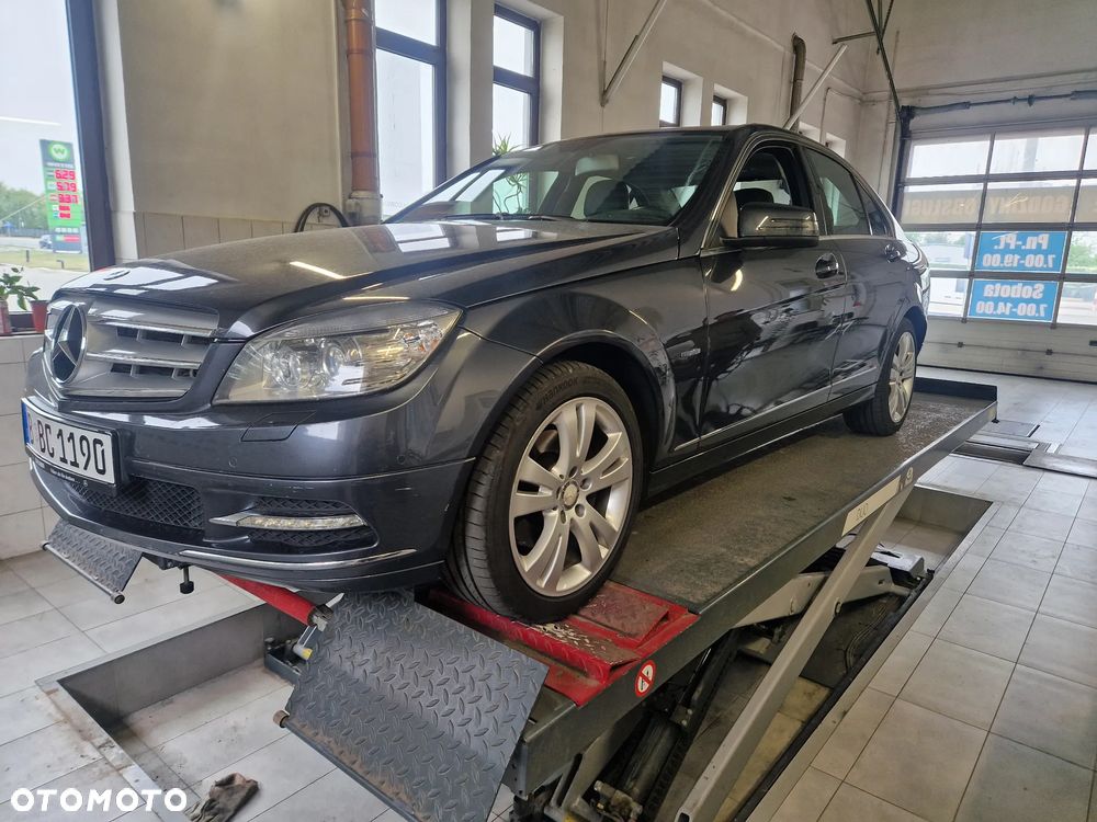 Mercedes-Benz Klasa C 250 CDI 4Matic 7G-TRONIC Avantgarde Edition - 24
