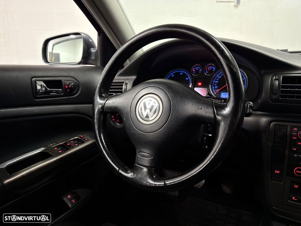 VW Passat 1.9 TDi Highline - 13