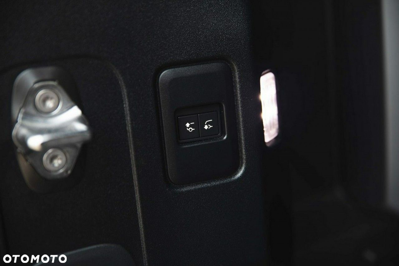 Land Rover Defender - 34