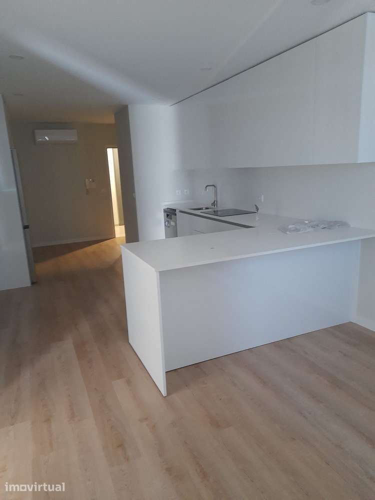 T1+1 com cozinha mobilada no centro de Vila Verde - Grande imagem: 3/8