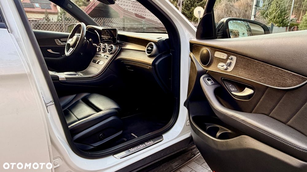 Mercedes-Benz GLC 300 4Matic 9G-TRONIC AMG Line Plus - 17