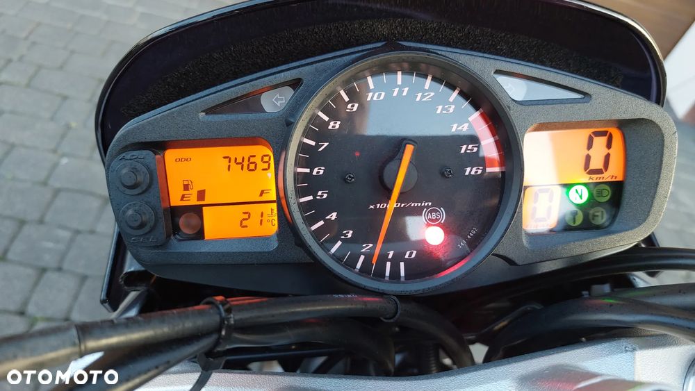 Suzuki GSR - 7