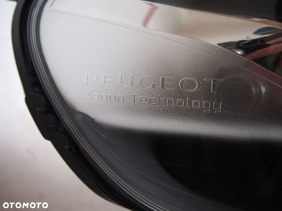 Peugeot Expert Traveller 16r Reflektor prawy lampa prawa xenon 2016 - 2