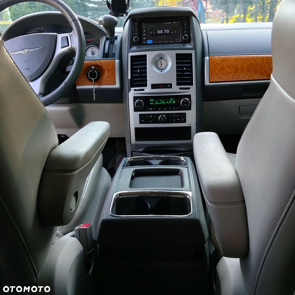 Chrysler Town & Country - 4