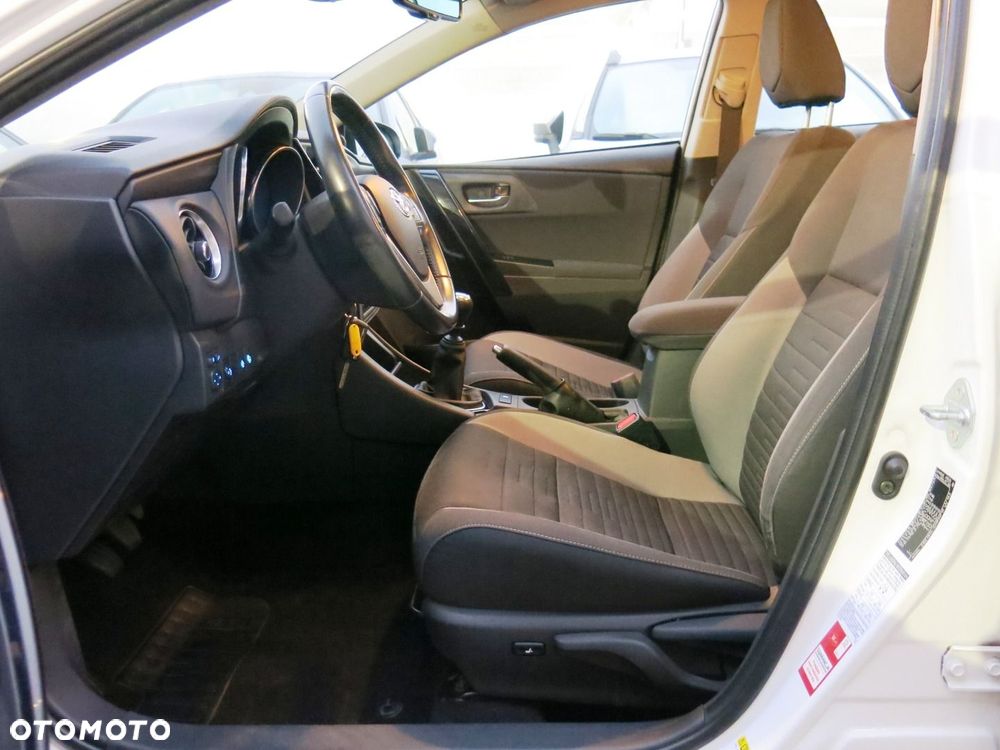 Toyota Auris - 12