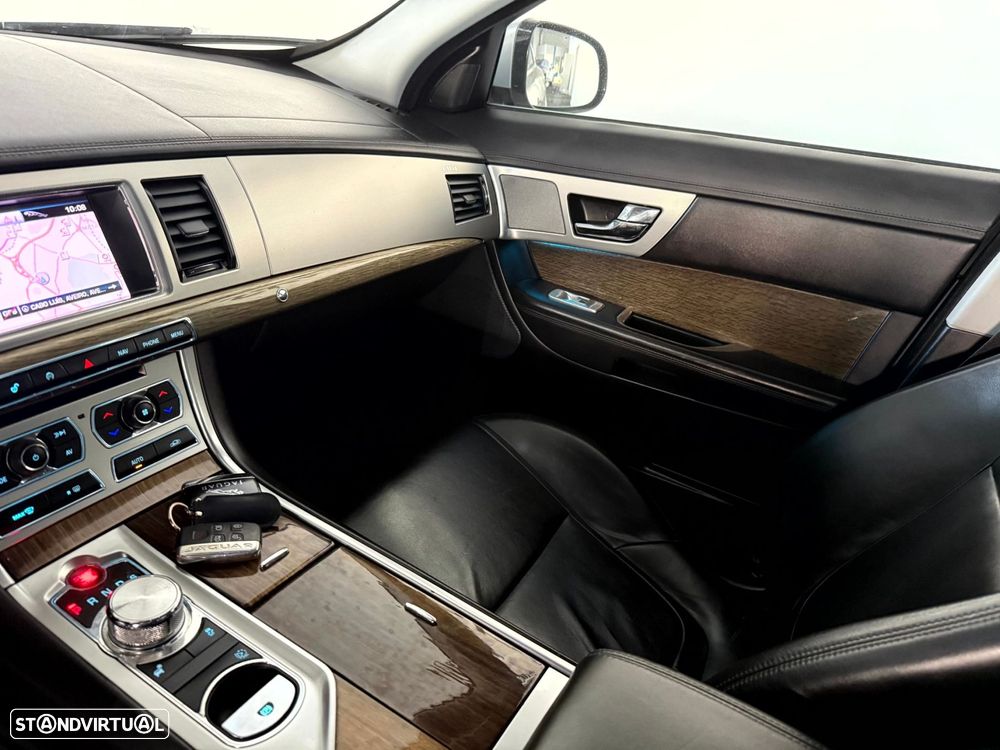 Jaguar XF 2.2 D Premium Luxury - 36
