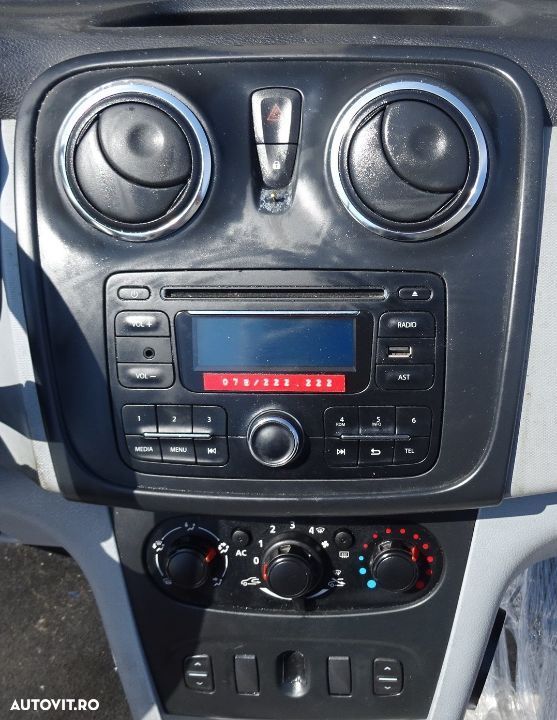 Radio CD player Dacia Sandero din 2014 - 1