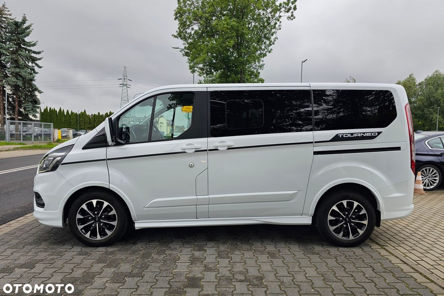 Ford Tourneo Custom - 13