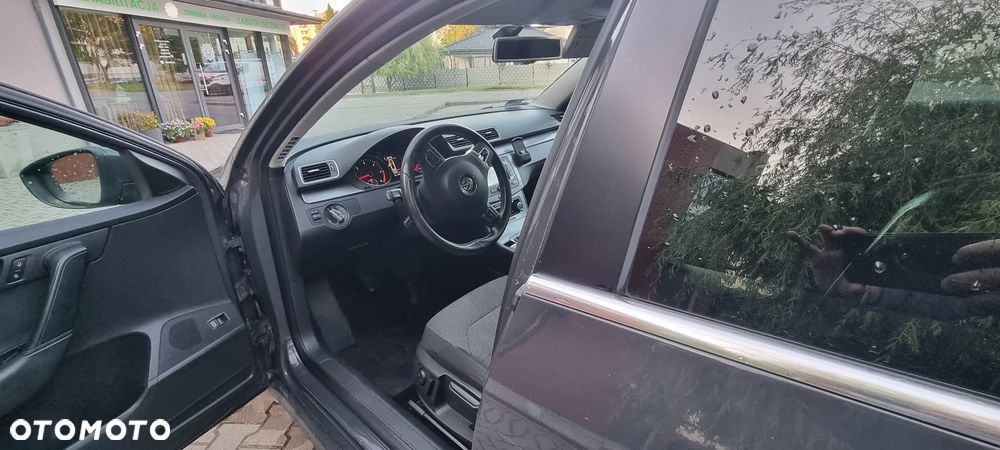 Volkswagen Passat 1.6 TDI Comfortline - 17