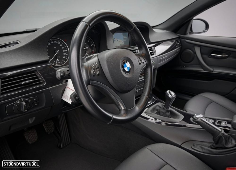 BMW 320 i Edition Exclusive - 10