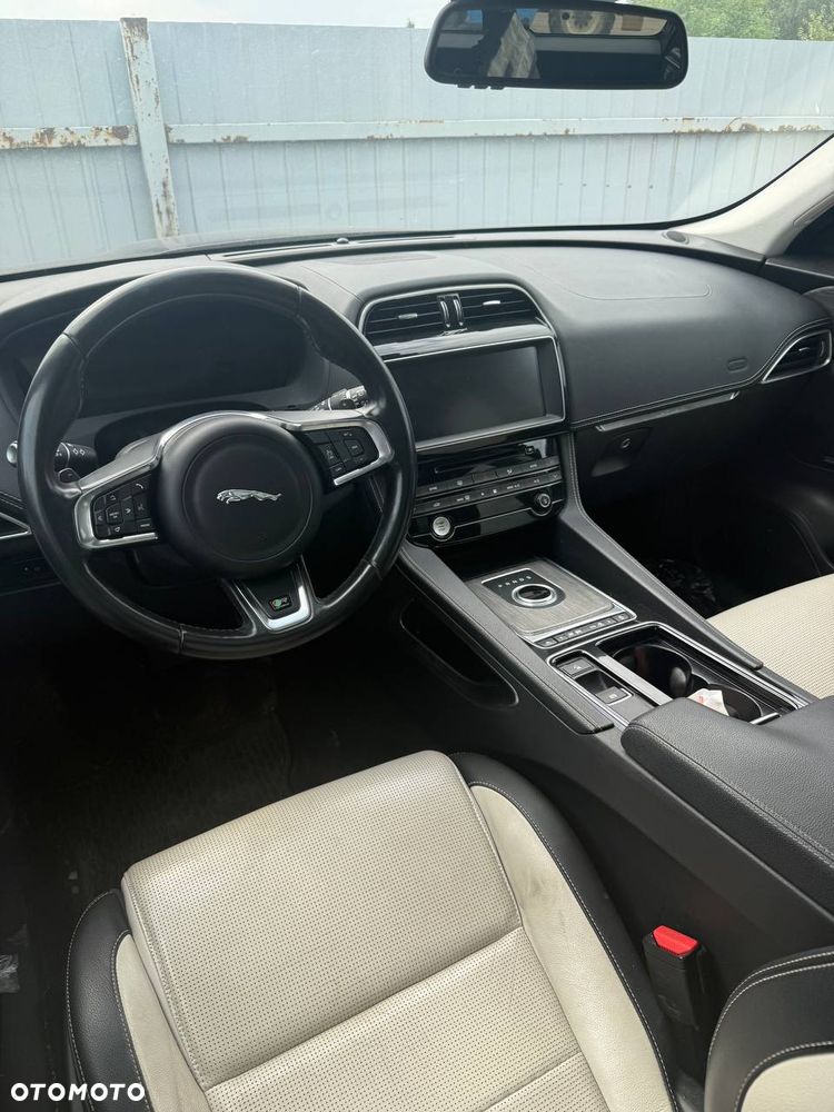 Jaguar F-Pace 2.0 i4D AWD R-Sport - 2