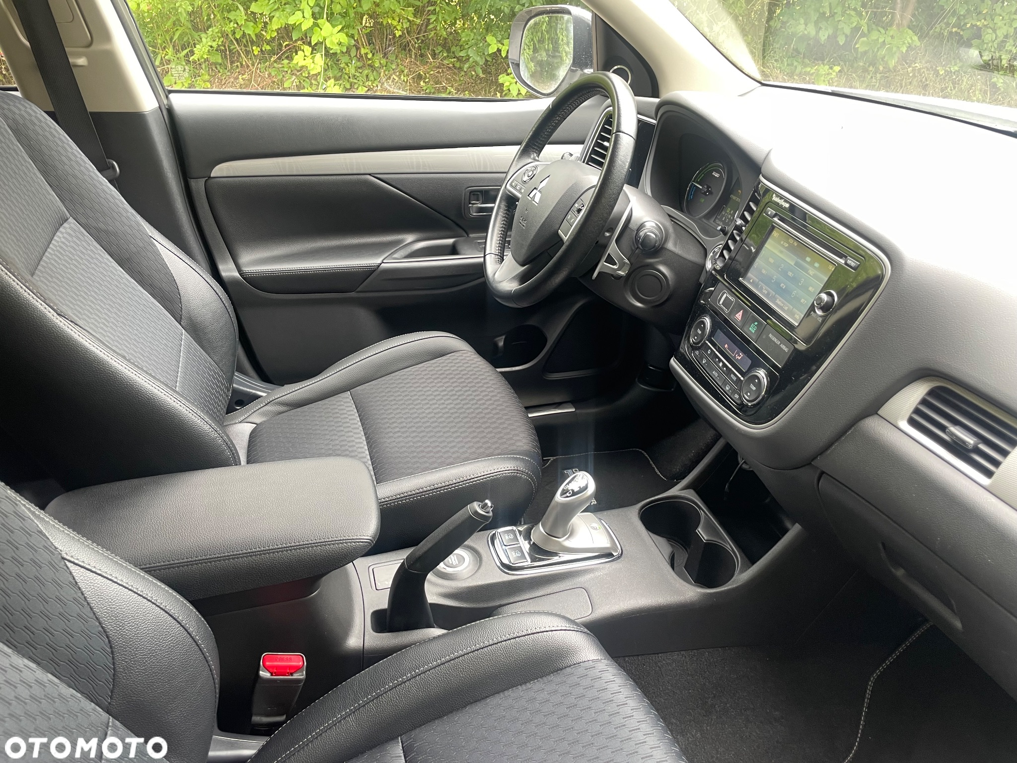 Mitsubishi Outlander 2.0 4WD Plug-In Hybrid - 31