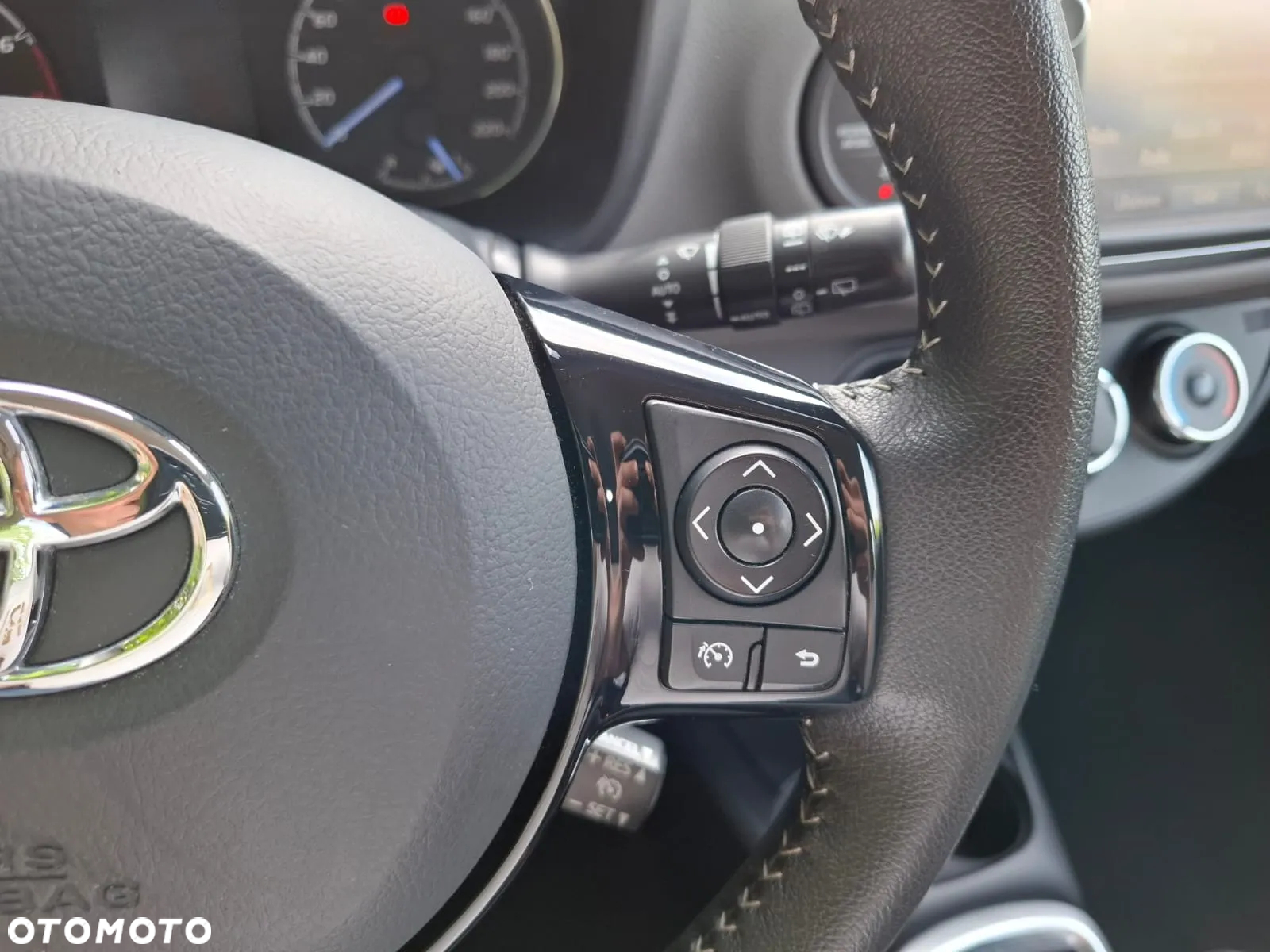 Toyota Yaris 1.0 Premium - 39