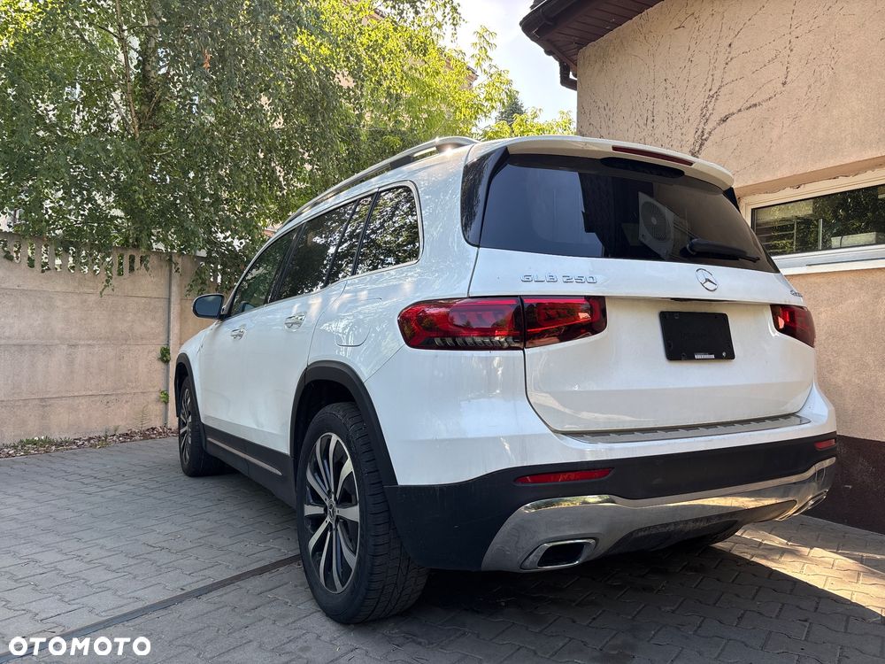 Mercedes-Benz GLB 250 4Matic 8G-DCT Special Edition - 3