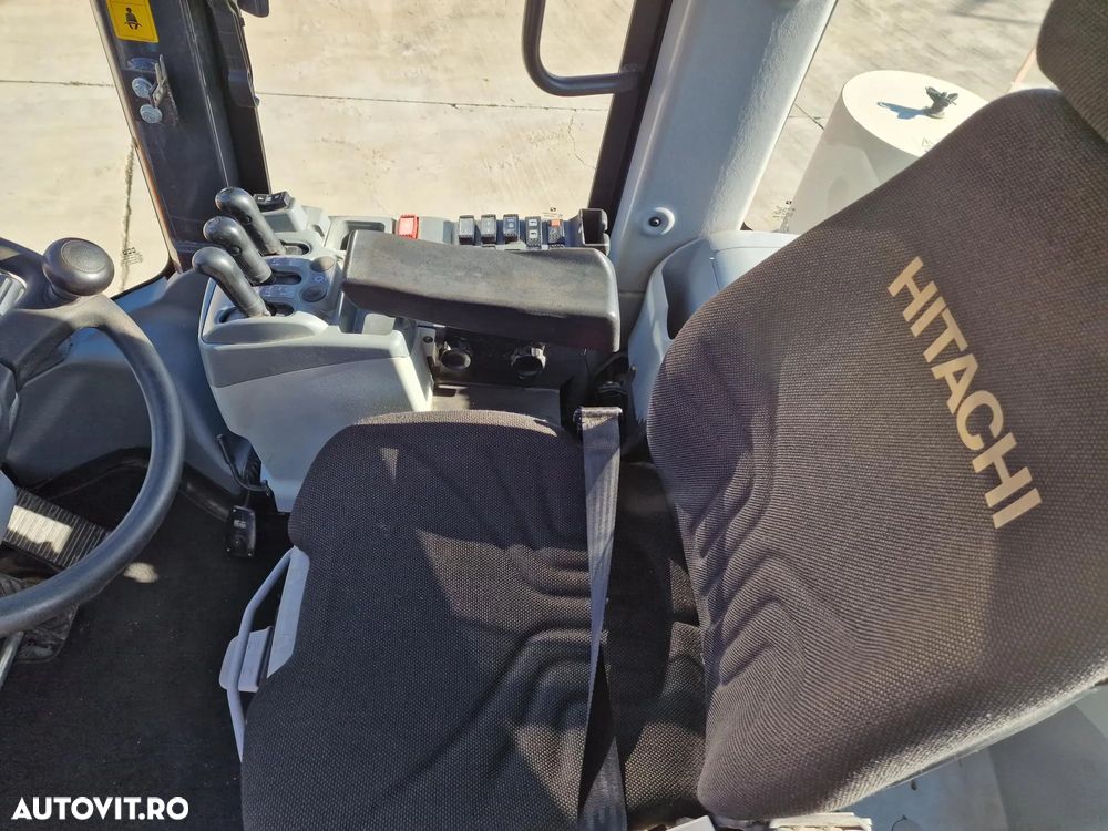 Hitachi ZW220, 2.140h, 8.833 km, CUPLA RAPIDA, CUPA 3,5mc, Masa operationala 20t, Anvelope Goodyear profil L5 90% ok, Gresare automata, VIRARE JOYSTICK, consum mediu 14,6l/h, an fabr 2020, camera spate, ridica la 4,2m,  CA NOU-PROMOTIE 119.900 EUR+Tva - 21
