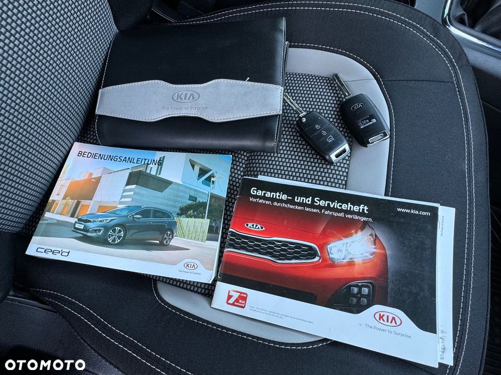 Kia Ceed 1.6 CRDi 136 ISG Dream-Team Edition - 38