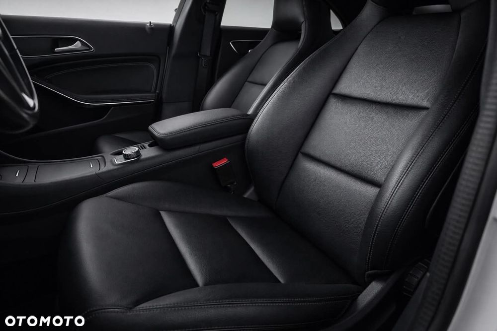 Mercedes-Benz CLA 180 7G-DCT - 10