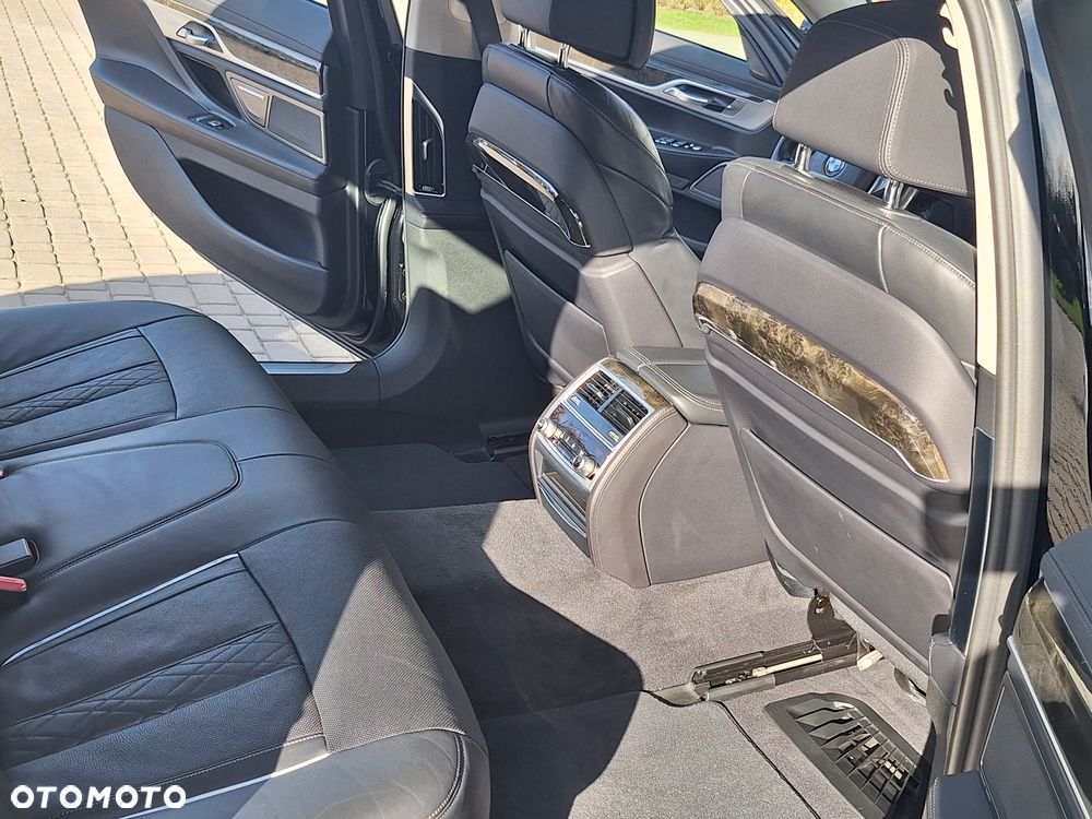 BMW Seria 7 750Li xDrive - 13