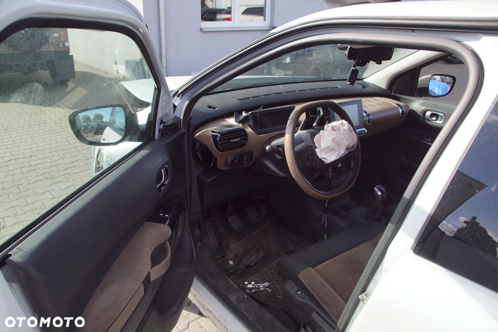 Auto na części - Citroen C4 Cactus 1.2 PureTech 110 KM HNZ 20ET25 EFC 2015R Silnik Skrzynia Drzwi Błotnik Zderzak Klapa Lampa Lusterko Klamka Szyba Deska Kokpit Sterownik Moduł Czujnik Licznik Wyświetlacz Panel Kierownica - 11