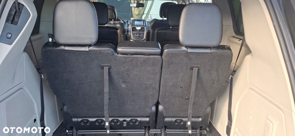 Chrysler Town & Country 3.6 Limited - 29