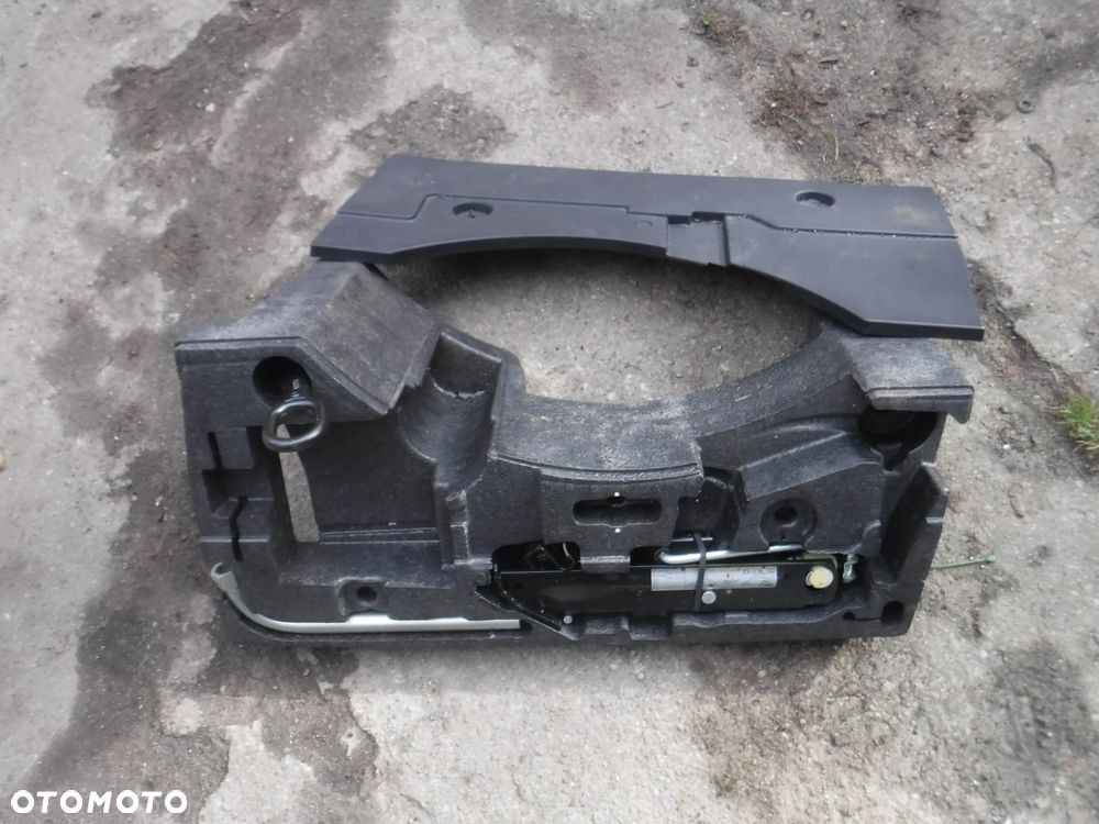 VW  CC 12-16 passat cc B6 B7 zestaw kola zapasowego klucz lewarek ucho - 1