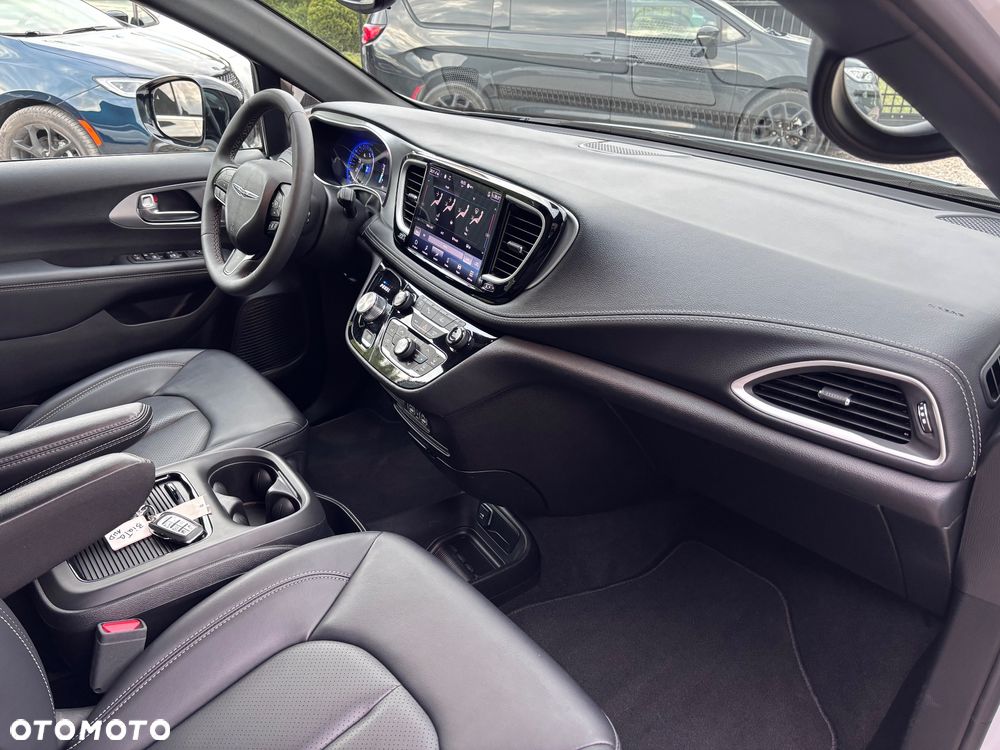 Chrysler Pacifica - 32