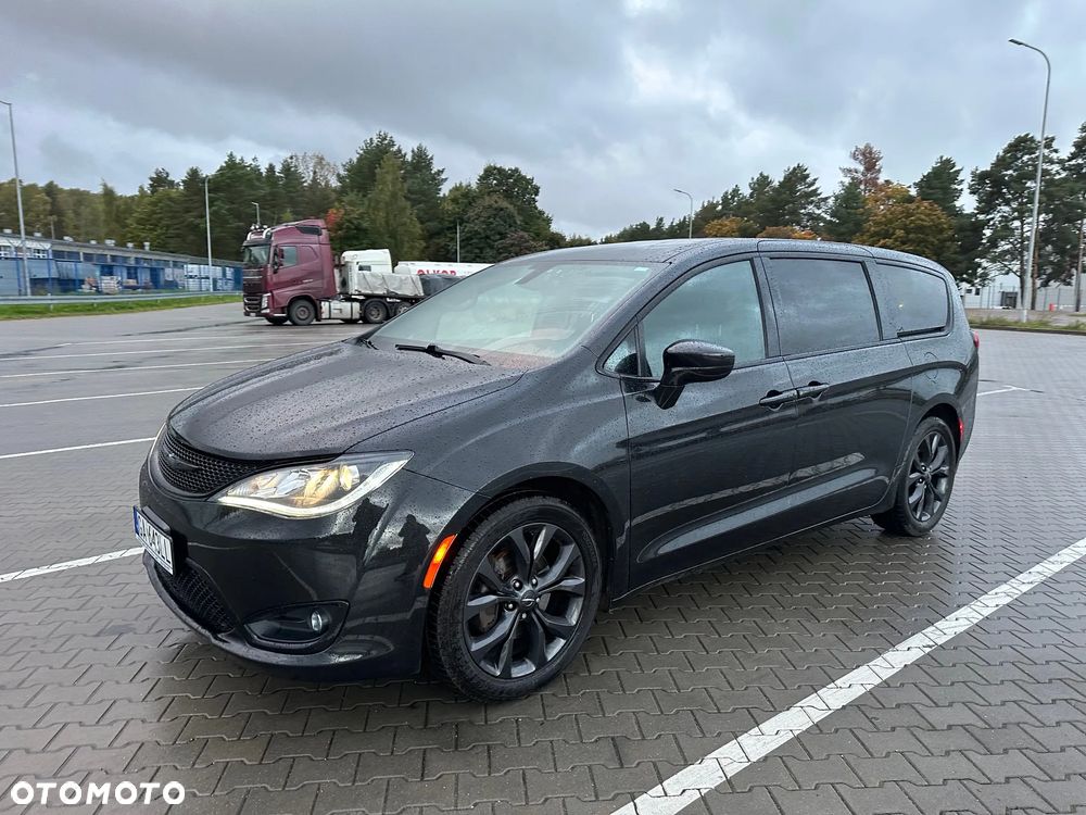 Chrysler Pacifica - 1
