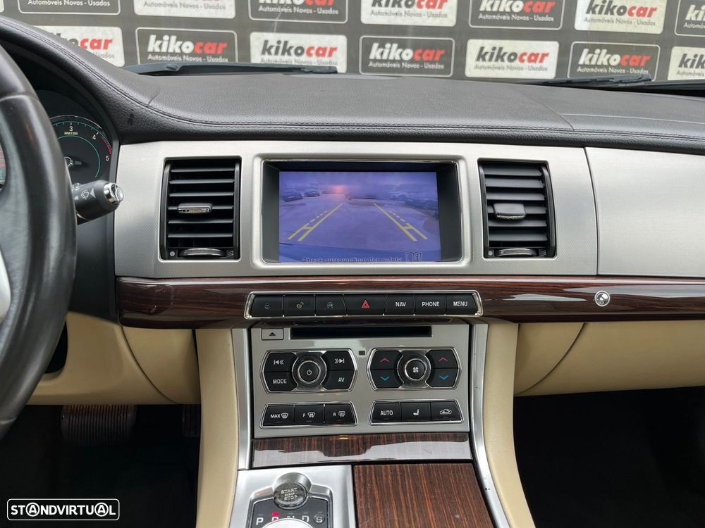 Jaguar XF 2.2 D Luxury - 30