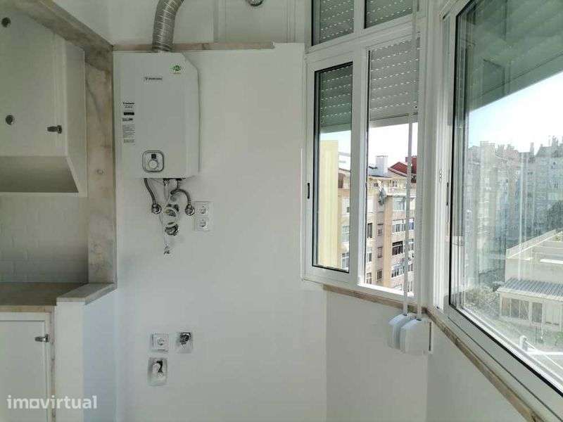 Ajuda T2 remodelado, prédio com elevador - Grande imagem: 4/11