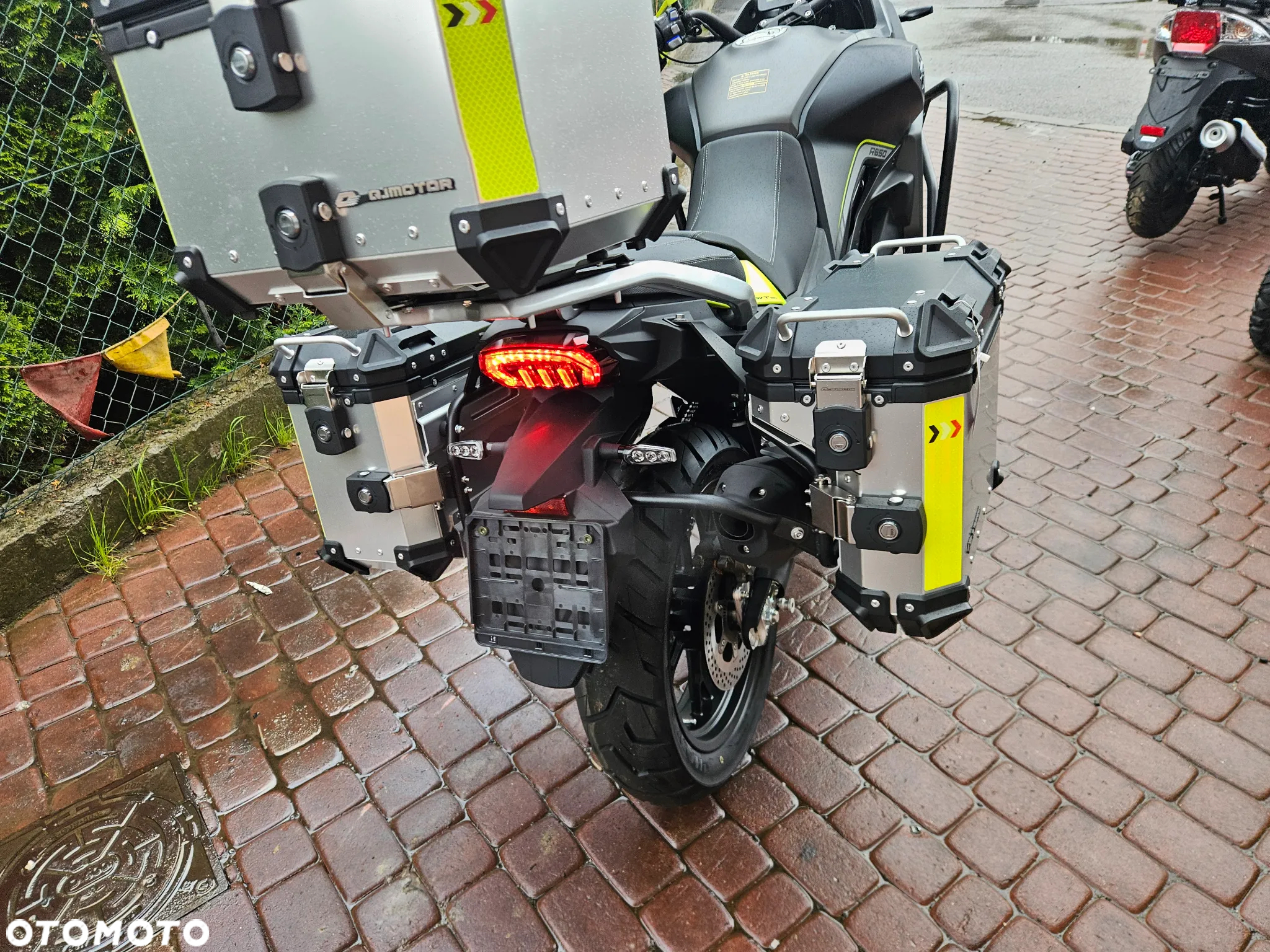 QJMOTOR SVT 650 - 22