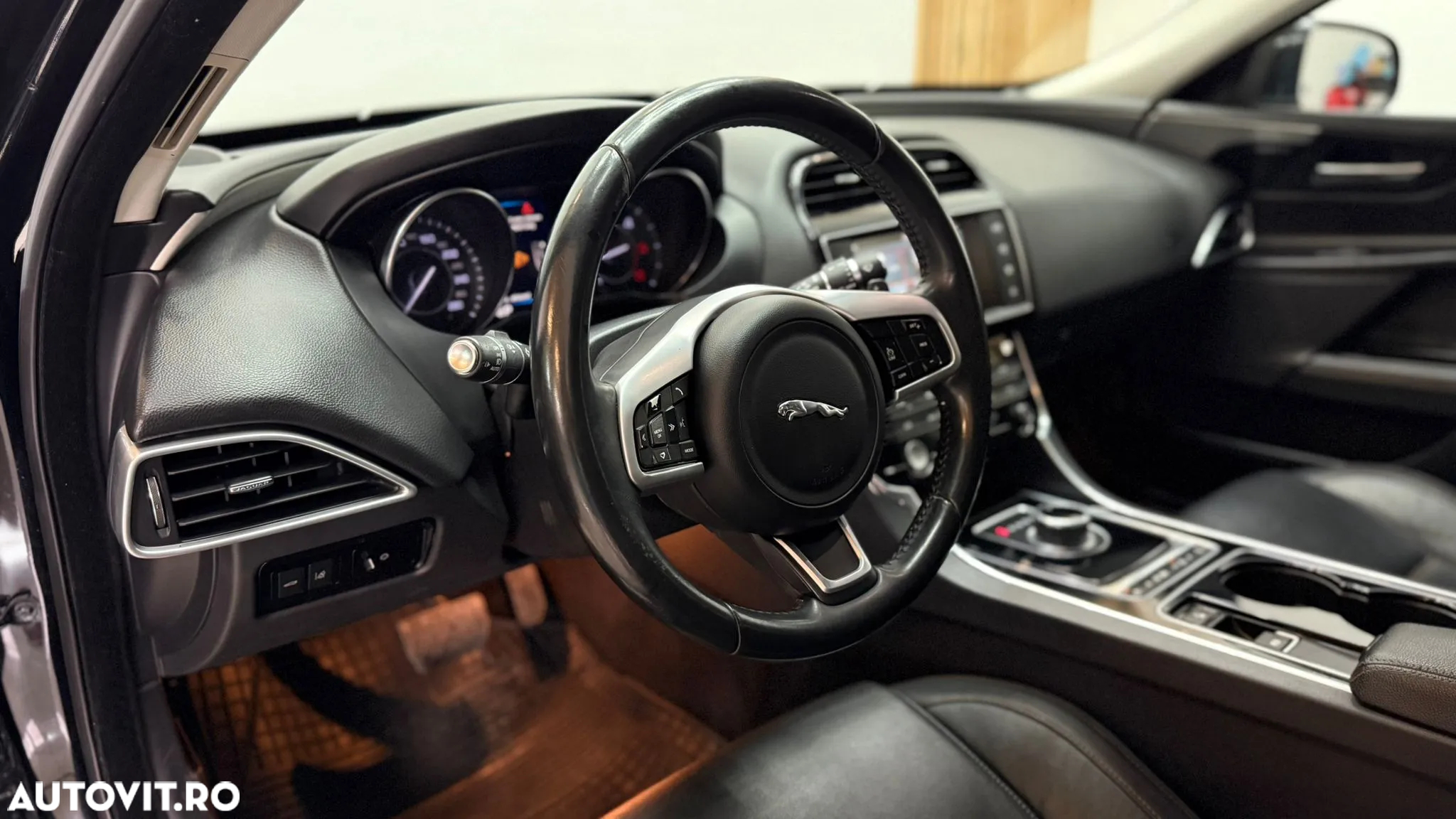 Jaguar XE 2.0 Portfolio - 19