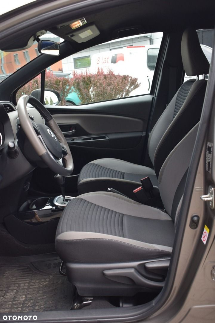 Toyota Yaris Hybrid 100 Selection - 11