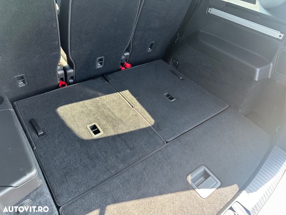 Volkswagen Touran - 12