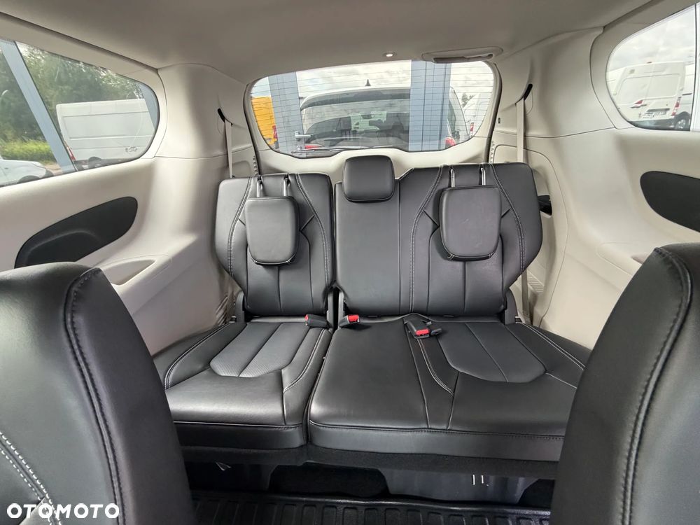 Chrysler Pacifica - 21