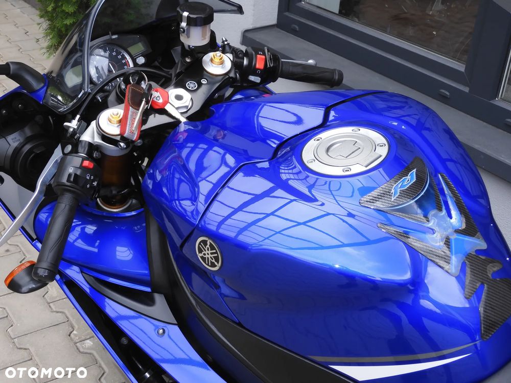 Yamaha R1 - 30