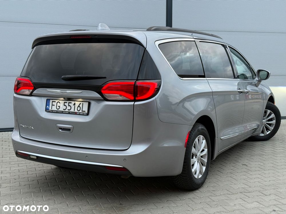 Chrysler Pacifica - 17