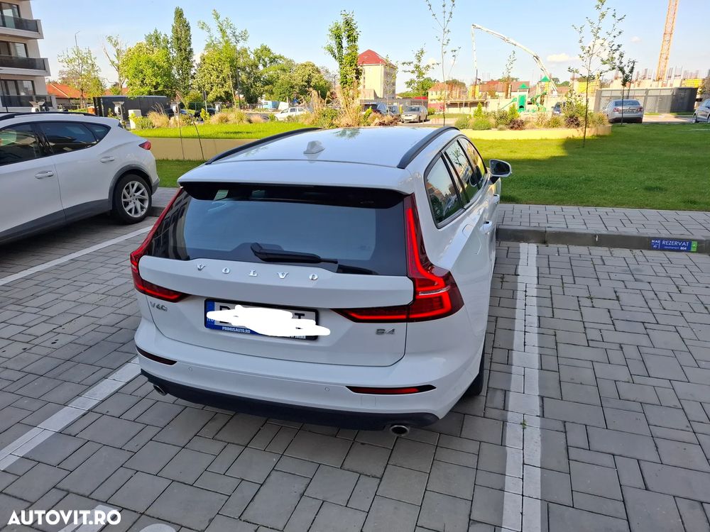 Volvo V60 B4 MHEV AT8 FWD Momentum Pro - 4