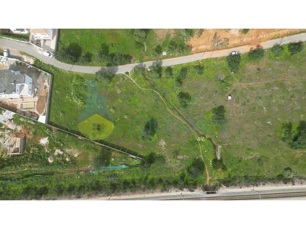Terreno com projeto aprovado para a construção de 2 moradias unifam... - Grande imagem: 2/15