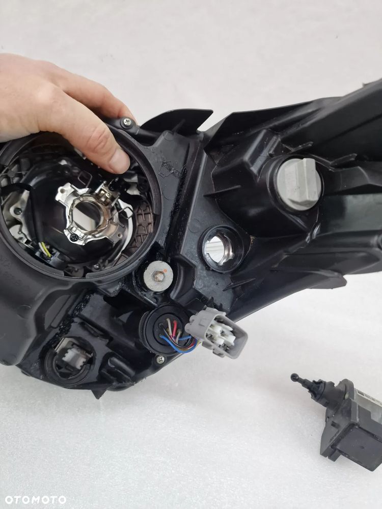 TOYOTA AVENSIS T27 LIFT 12- PRAWA LAMPA PRZEDNIA PRZÓD XENON , NR KOITO 05-28 , NR AUKCJI LPP53 - 12