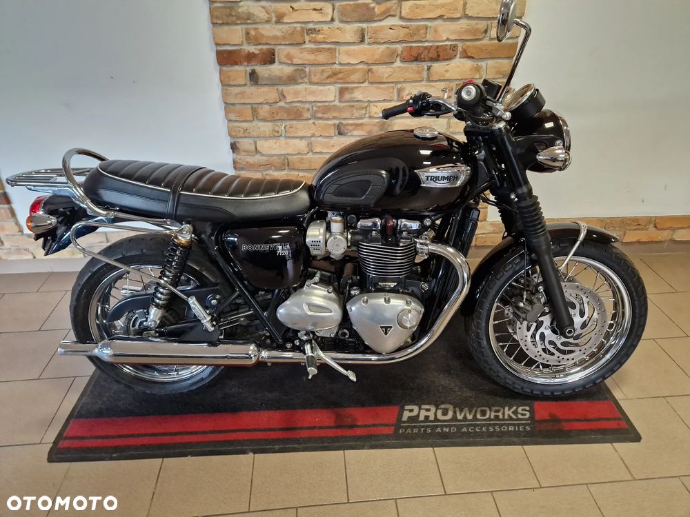 Triumph Bonneville - 2
