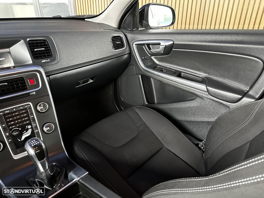 Volvo V60 2.0 D2 Momentum - 33