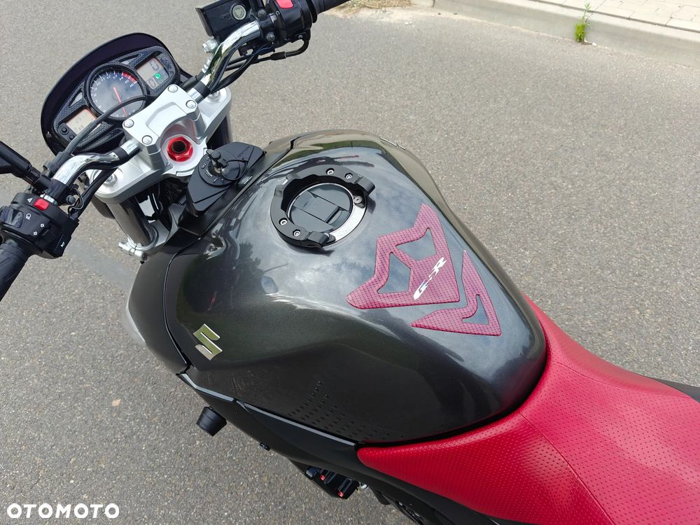 Suzuki GSR - 17