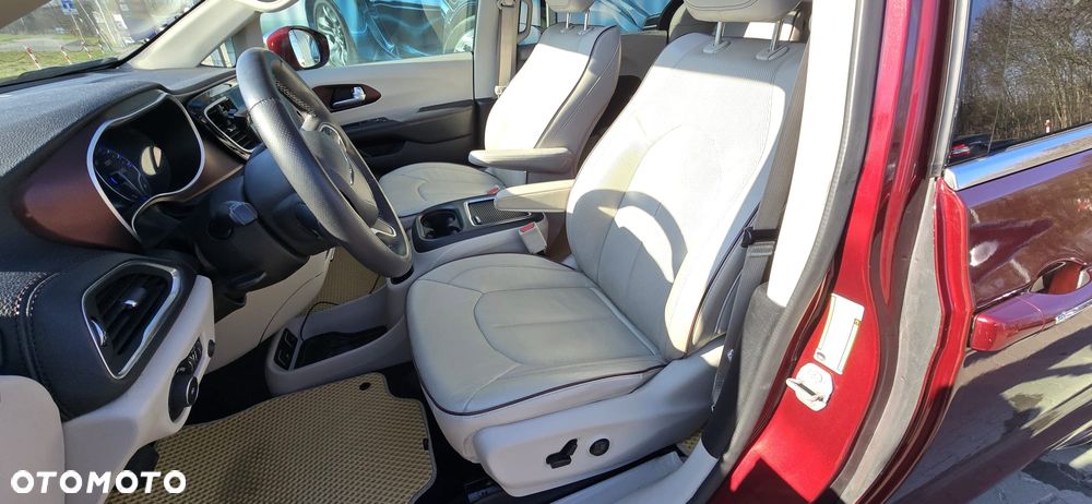 Chrysler Pacifica - 26