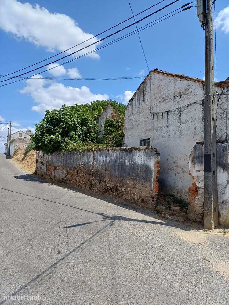 Moradia para remodelação em local soalheiro e sossegado - Grande imagem: 2/7