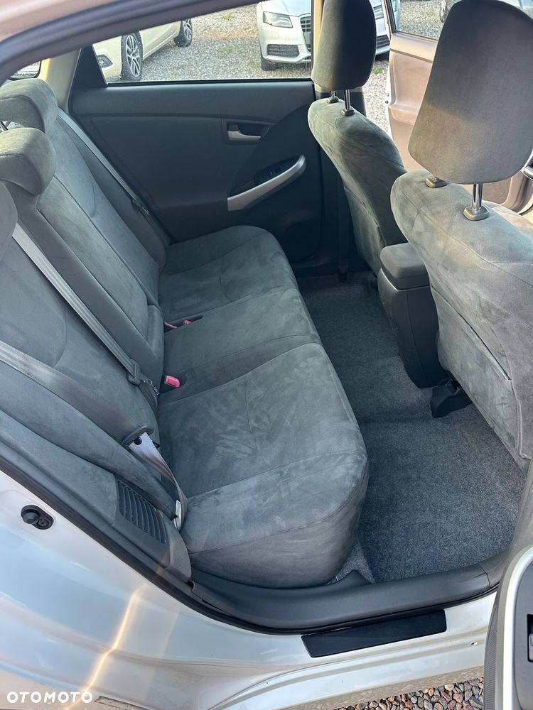 Toyota Prius (Hybrid) - 11