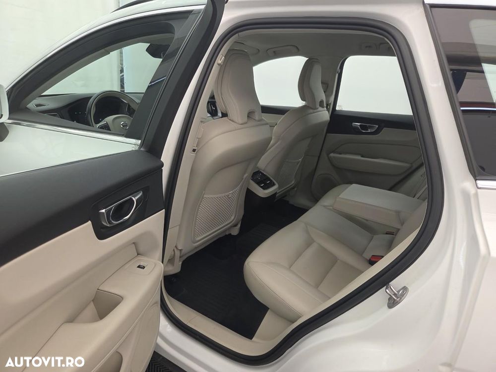 Volvo XC 60 B4 MHEV AT8 AWD Momentum Pro - 4